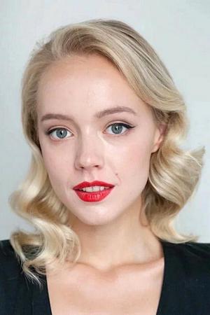 Bir yigit mashinada sik soradi